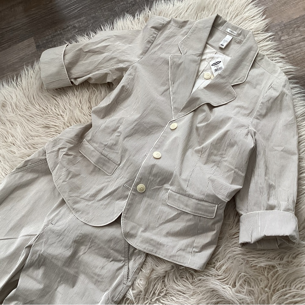 Old Navy 2 piece Women's Beige and White Pinstripe Blazer and capri’s size 12-14